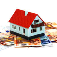 Casetta in miniatura con denaro sotto