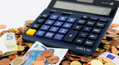 Calcolatrice con denaro sottostante